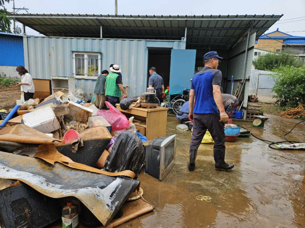 집중호우로 인한 수해 복구 현장에서 구슬땀 흘리는 봉사자들