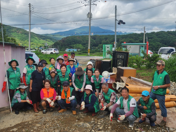 집중호우로 인한 수해 복구 현장 봉사자들 단체사진