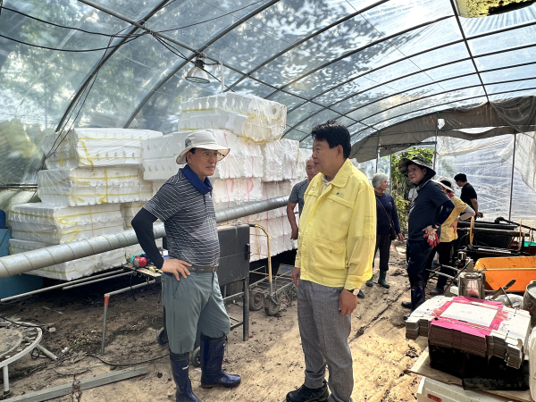 당진시 정미면을 찾아 수해복구 봉사활동 모습