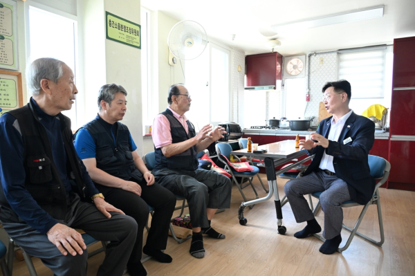 22일, 경로당 무더위쉼터를 점검하고 있는 김제선 중구청장