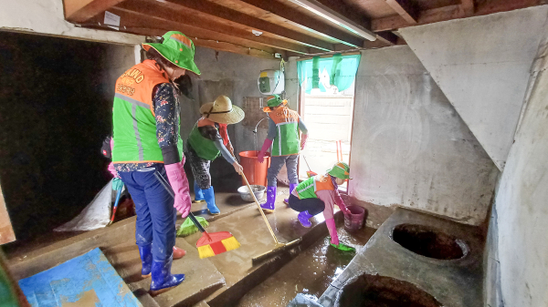 지난 21일 집중호우로 큰 피해를 입은 충청남도 아산시 염치읍 곡교1리를 방문해 침수 가옥 내부의 흙탕물과 오염물질을 제거하고 있다.