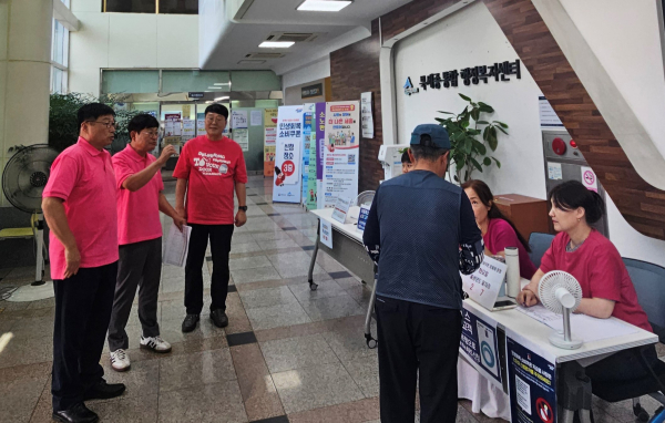 22일, 이승원 세종시 경제부시장이 민생회복 소비쿠폰 지급 개시 맞아 도담동과 조치원읍 행정복지센터 각각 방문 모습