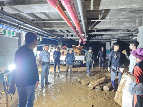 한중아파트 청결 활동 사진 (22일 현장 모습)