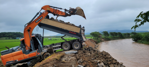 집중호우 피해를 본 음암면 성암리 일원 도당천 지방하천에 대한 응급복구가 이뤄지고 있는 모습