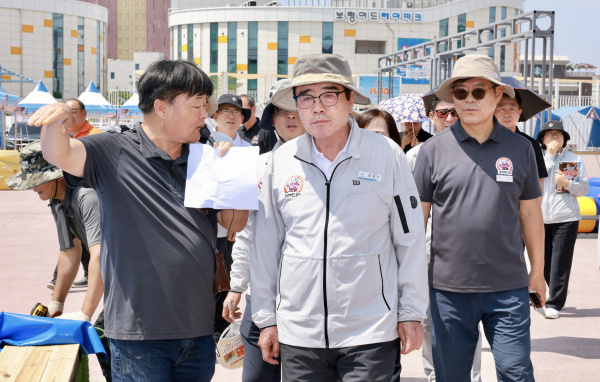 '제28회 보령머드축제 현장점검'에 나선 김동일 시장과 관계자들