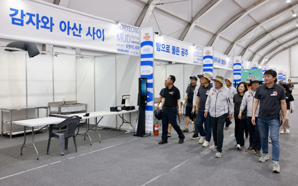 '제28회 보령머드축제 현장점검'에 나선 김동일 시장과 관계자들