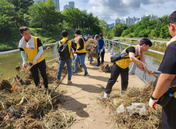 23일, 경기 의정부시 수해 피해 마을에서 환경정비 활동 중인 수도권 및 GTX본부 직원봉사단