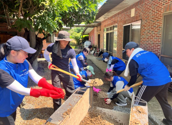 23일, 울산광역시 울주군 수해 피해 마을에서 환경정비 활동 중인 영남본부 직원봉사단