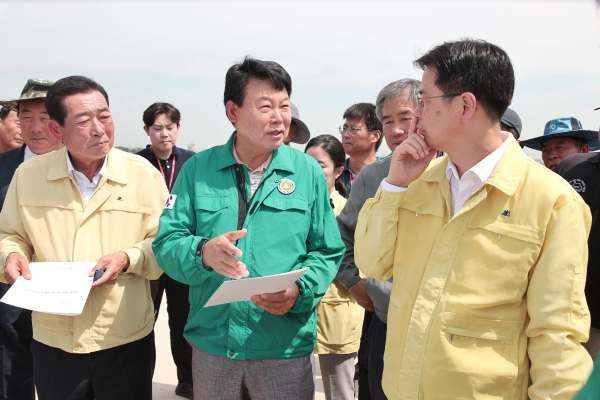강형석 농식품부 차관 당진 논콩 침수 피해 현장 방문 모습