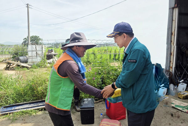 이완섭 서산시장이 지난 23일 운산면 일원 침수 피해 복구 현장을 격려하는 모습