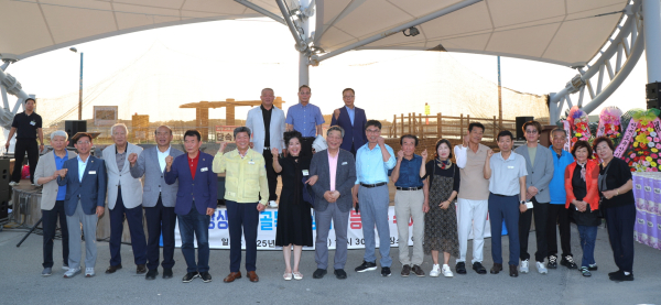 지난 23일 안면읍 백사장항 어민회관에서 진행된 골목형 상점가 지정서 전수식 모습.