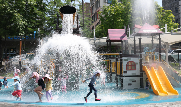 물놀이장을 찾은 어린이들이 시원하게 물놀이를 즐기고 있다