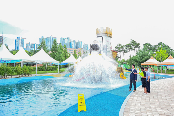 지난 23일 중촌문화공원 어린이 물놀이장 안전점검을 하고 있는 김제선 중구청장