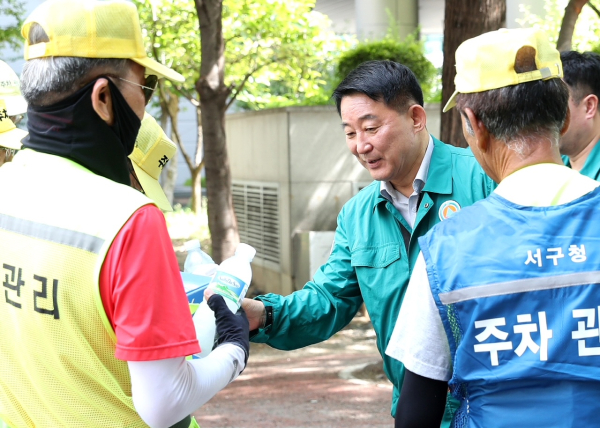 대전 서구 폭염 대응체계 점검 및 현장 근무자 격려하는 서철모 구청장