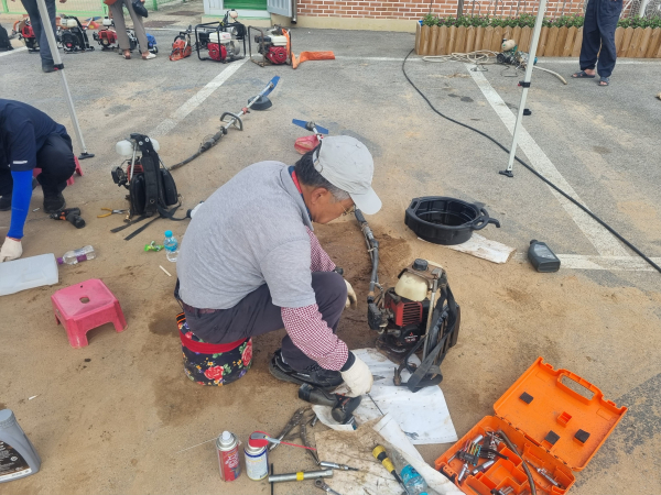 침수 농기계 수리 현장 사진