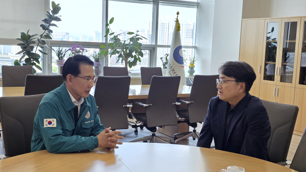 이완섭 서산시장이 24일 정부 세종청사를 방문해 주요 현안 사업에 대해 설명했다.(행정안전부 재난관리본부)