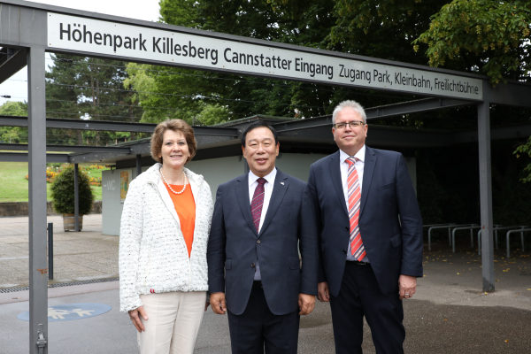 (왼쪽부터)카롤라 오르트만 슈투트가르트시 시청 도시 녹지묘지산림 사무국장, 최민호 시장, 프레드릭 슈테판 국제협력부서장