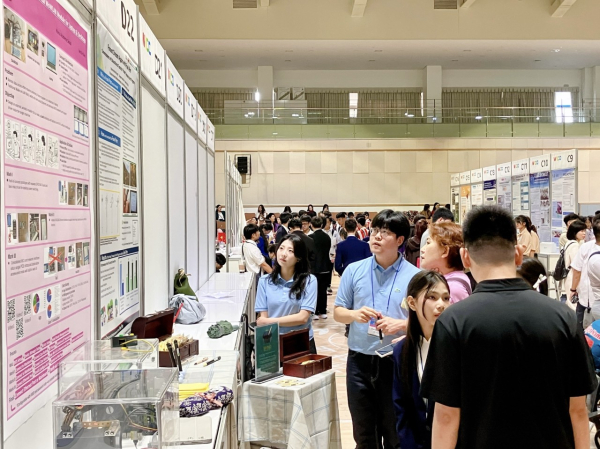 FOWI 펜의 활용사례와 프로그램 운영에 따른 효과 등을 참가자들에게 발표하고 있다.