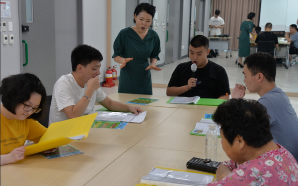 시낭송 교육을 수상하는 원생들