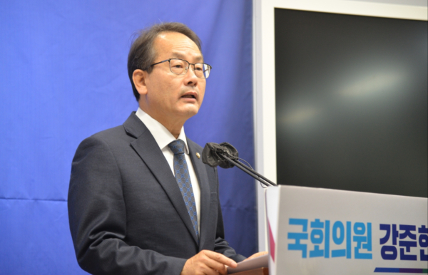 기자회견 하는 강준현 의원