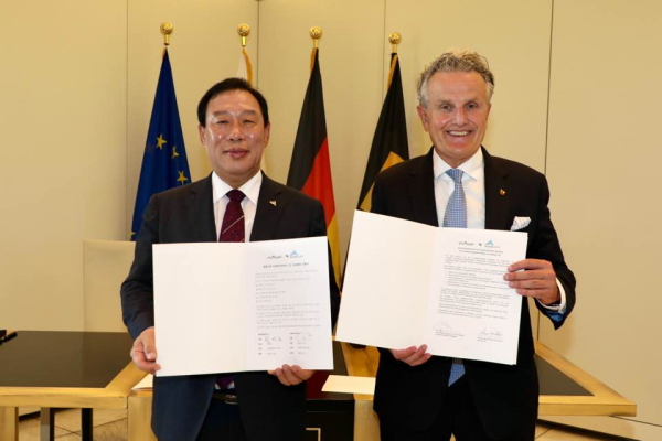 왼쪽부터 최민호 시장, 프랑크 노퍼(Frank Nopper)슈투트가르트 시장