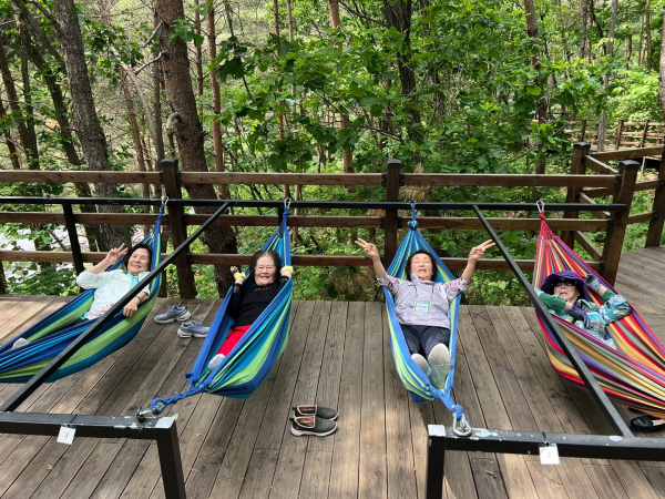 국립양평치유의숲의 ‘숲멍해먹’ 프로그램을 고객이 자율 체험하고 있다.
