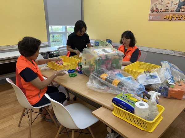 장난감 소독 작업 모습