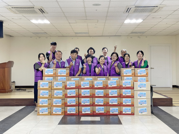 목동에서 진행된 '건강한 여름나기 꾸러미' 지원행사 기념사진