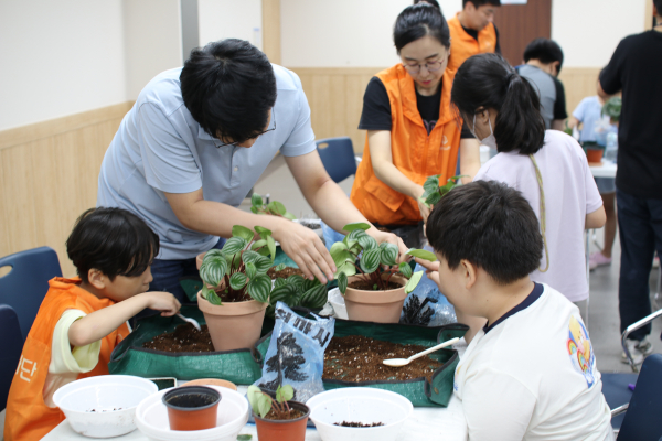 한화솔루션(주) 중앙연구소, ‘자연愛틔움 탐험대 시즌 2’ 임직원 봉사 사진