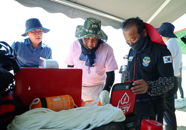 지난 28일 남면 몽산포 해수욕장을 찾아 점검 중인 가세로 군수.