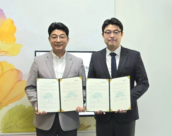 (왼쪽부터) 초록우산 최승인 충청권역본부장과 임은국 루시모자원장이 업무협약서를 들고 기념촬영을 하고 있다.