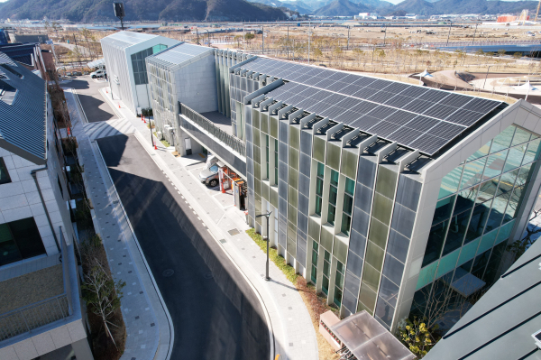 부산에코델타시티 스마트빌리지(부산광역시 강서구 강동동 소재) 내 주민센터(커뮤니티센터) 전경.