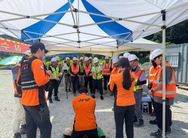 국가철도공단 강원본부 및 유관기관이 함께 29일(화) 여주~원주 복선전철 제2공구에서 비상대응훈련을 시행하고 있다.