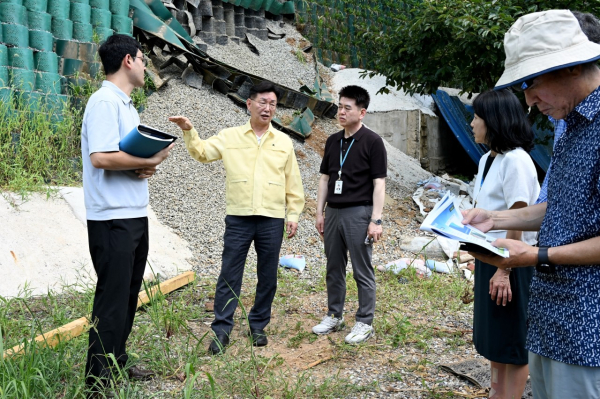 대사동 현장 및 용두동 재정비 지역을 점검하는 김제선 중구청장