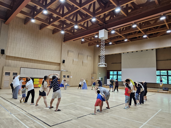 지난 27일 국립대전숲체원에서 느린학습자 가족이 함께 프로그램에 참여하고 있다.