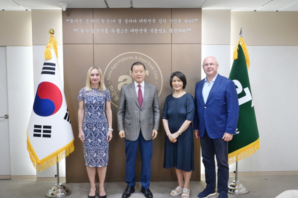 간담회 기념사진 * aT 홍문표 사장(좌측 2번째), ITE 드미트리 자브고로드니 대표(우측 1번째), ITE 카테리나 필루네츠 두바이사무소 총괄(좌측 1번째), 세계여행관광위원회 도영심 대사(우측 2번째)