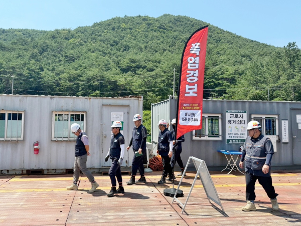 계룡건설 CSO와 임직원들이 현장 근로자 휴게쉼터와 안전 사항을 점검하고 있다.