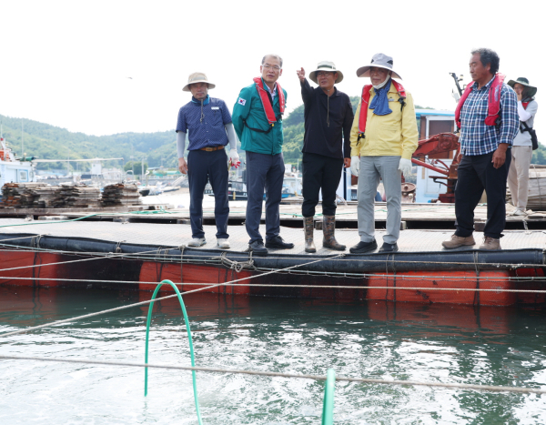 지난 2일 천수만 가두리양식장을 찾은 가세로 군수 모습.