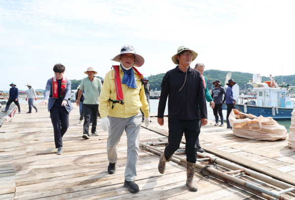 지난 2일 천수만 가두리양식장을 찾은 가세로 군수 모습.