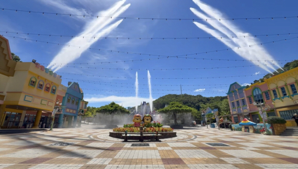 오월드 정문 광장에서 시원한 물대포를 쏘고 있다.