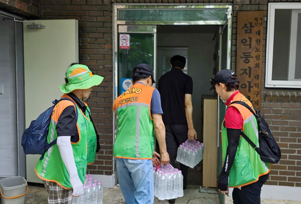 대덕구 지역자율방재단원이 공공기관, 복지시설, 경로당 등 무더위쉼터 180여 곳의 운영 상황을 점검 모습