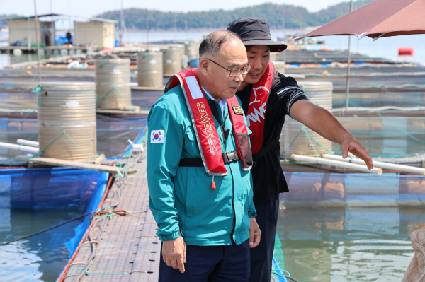 서산시의회 조동식 의장, ‘고수온 주의보’ 창리 양식장 현장방문 모습