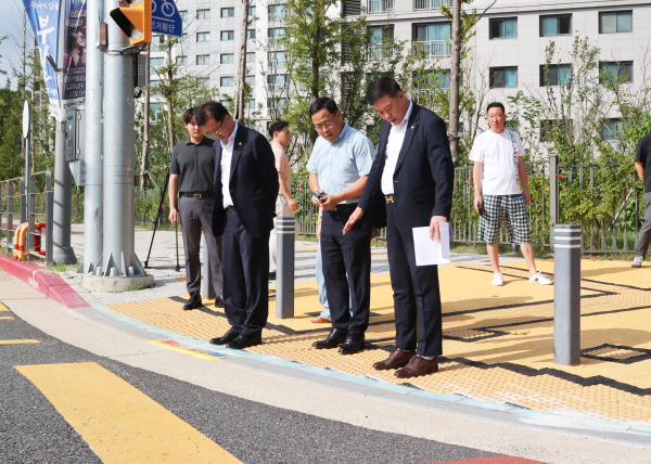 유성구의회 여성용 부의장, 어린이 보행 안전 강화위한 바닥신호등 설치 완료 모습