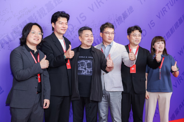 (왼쪽 두 번째부터) 디엔디라인 도광섭 총괄대표, 보차이미디어 리롄 대표, 동념달 도광일 대표, 디엔디라인 이상현 COO가 행사장 포토월 앞에서 나란히 포즈를 취하고 있다