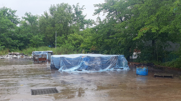 서산시가 환경오염 물질 유출 예방을 위해 강화비닐 덮개를 설치한 모습