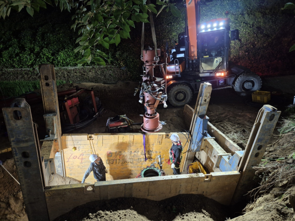 6일 새벽, 충북 증평군 증평읍 미암리(임시관로 종점부) 관로 공사 현장의 모습.  임시 관로를 연장하고 있다.