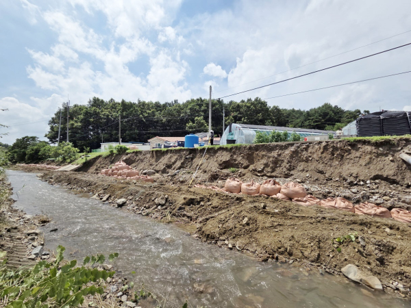 지난달 집중호우로 피해를 대치면 농소천의 모습
