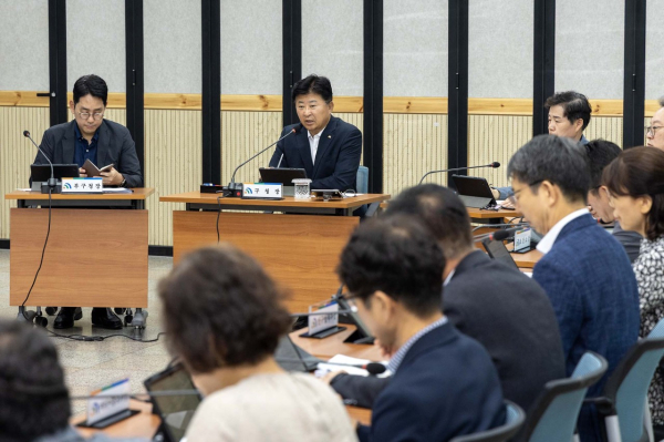 최충규 대덕구청장이 7일 구청 대회의실에서 8월 확대간부회의를 주재하고 있다