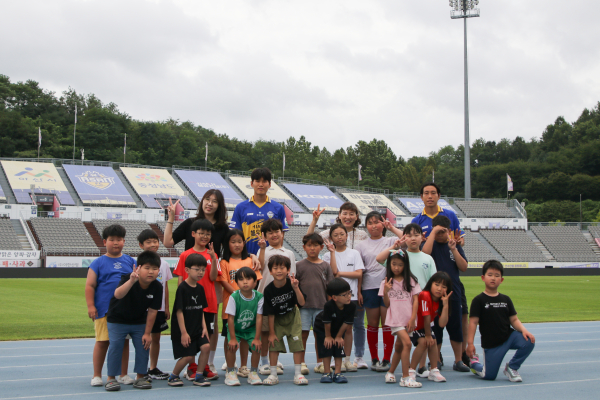 행복이다함께돌봄센터 스타디움 투어 진행 단체사진