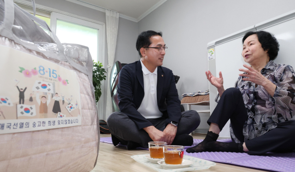 박희조 동구청장이 광복절을 앞두고 독립유공자 유족을 위문하고 있는 모습